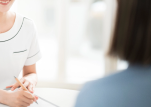 診察を受ける女性