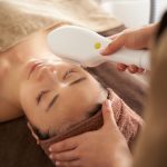フォトフェイシャルを受ける女性