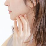 頬に手をあてる女性