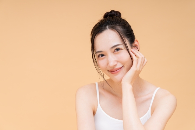 頬杖をつく女性