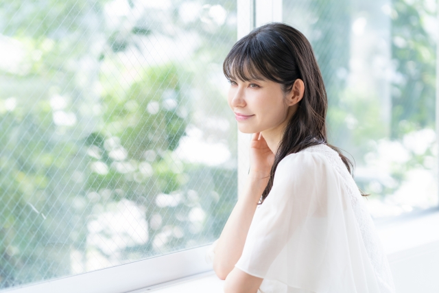 頬杖をつく女性