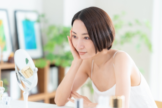 鏡を見る女性