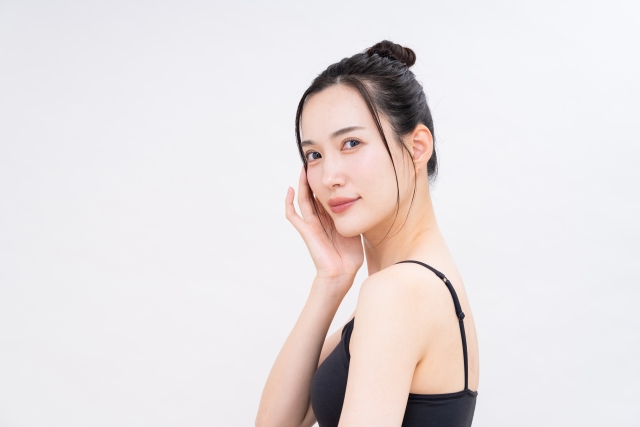 頬に手を添える女性