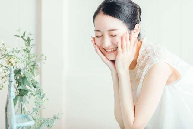 頬に手を添える女性