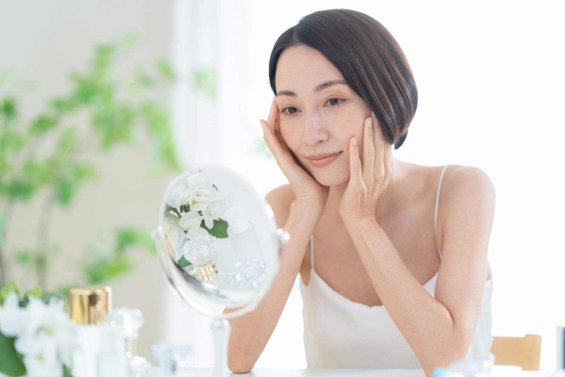 鏡を見る女性