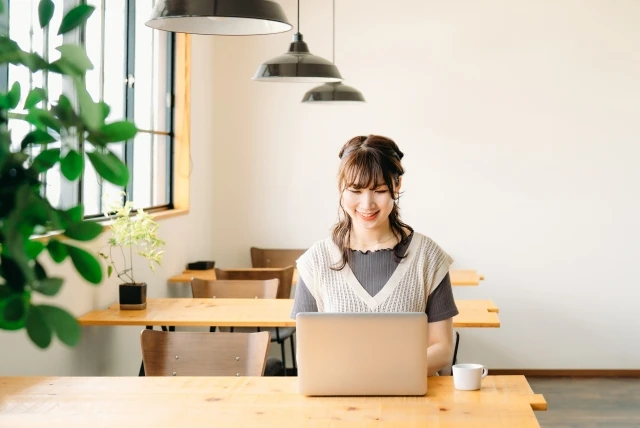 PCを触る女性