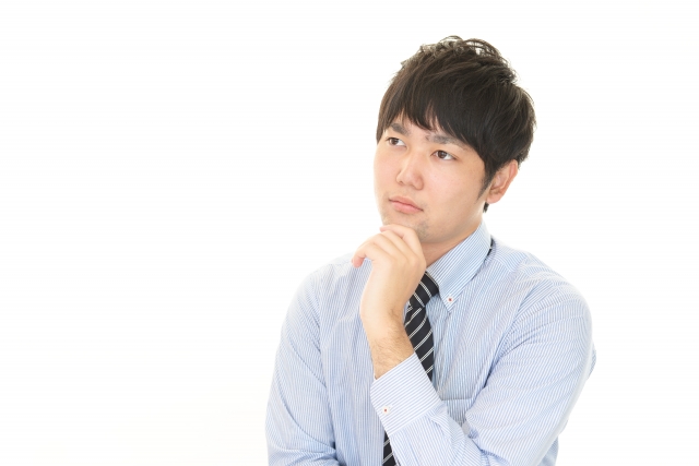 受診先を考える男性