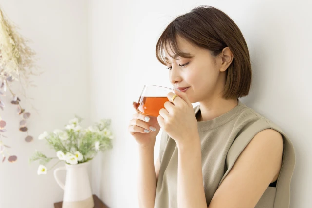 お茶を飲む女性